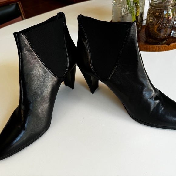 Gently Used * Stuart Weitzman * Black Leather Bootie * Size 8 - Picture 3 of 5